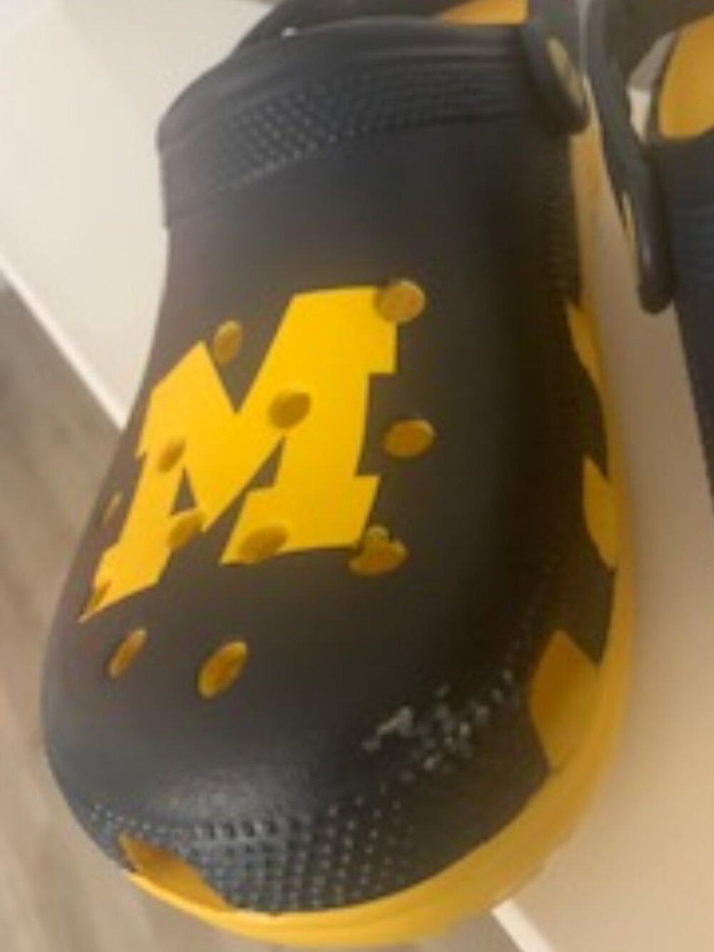 Gently Pre-Owned Unisex University of Michigan Wolverines Crocs